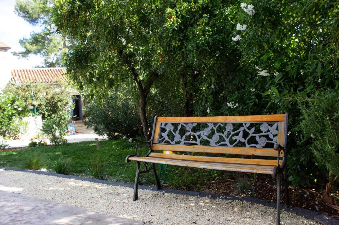 Eti And Mia Holiday Apartments Muntic Екстер'єр фото